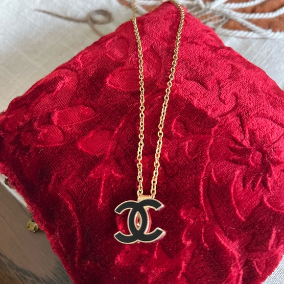 LUXURY CC LOGO BUTTON NECKLACE - Picture 3 of 7